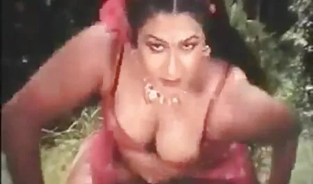 Hermosa rubia gilipollas en xxx cornudos mirando un coño en la polla