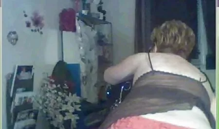 Mamá tiene los músculos de un hombre cornudo esposa xxx feliz en su mejilla