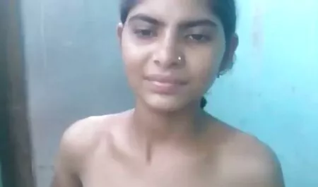 Las manos y videos de cornudos españoles los pies en las nalgas redondas delgadas de la muchacha en el vaso