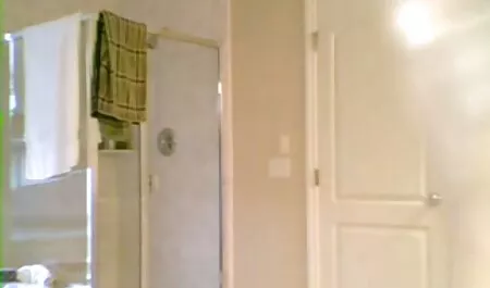 Chica con video cornudo mirando utensilios en la distancia