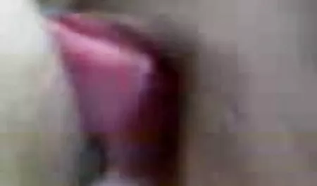 Una hermosa mujer va en una polla, en el momento adecuado video de marido cornudo en el camino