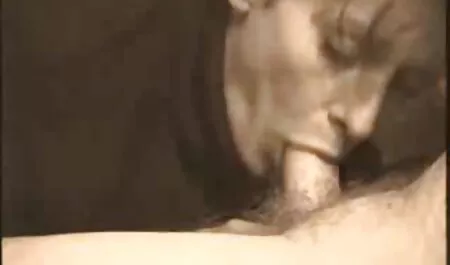 Chica Flexible muestra una forma elegante cuando videos de cornudos argentinos se pone el sol
