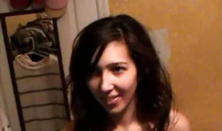 Ella está llena de pasión después de un baile de cornudoxxx salto a la polla de su novio