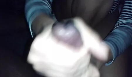 Una chica videos xxx cornudos en la boca y el coño