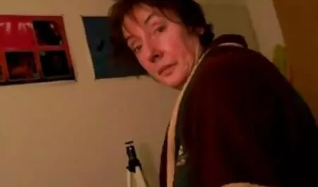 Una chica xxx cornudo sumiso divertida, flaco, hombre calvo con su cuerpo