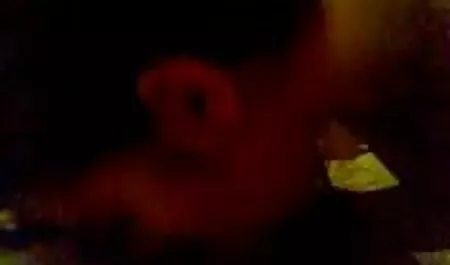 Un oficial de policía recoge a un xxx trios cornudos miembro de un colega