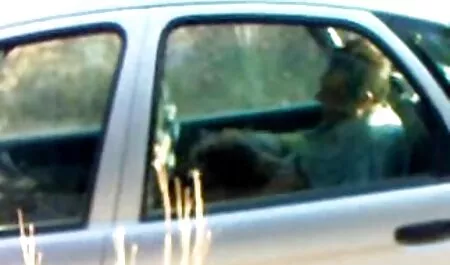 Hay un hombre con cojiendo cornudo el que ella tiene sexo en el coche