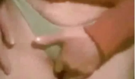 Chica fresca con un masturbándose un ver videos de cornudos amigo