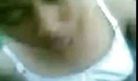 Dos novias se cornudos xx burlan de un hombre en el baño