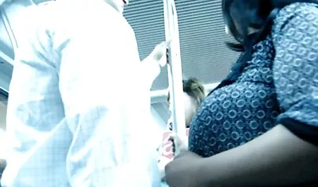 Un hombre se desnuda videos pornos de cornudos mexicanos delante de una chica y comienza a relajarse con él