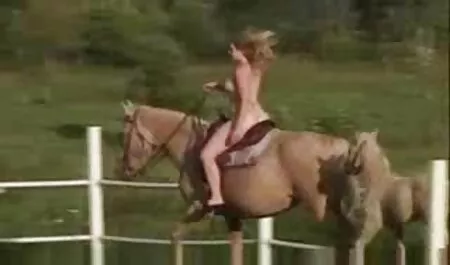 Rubia belleza trata de lograr el orgasmo videos sexo cornudos