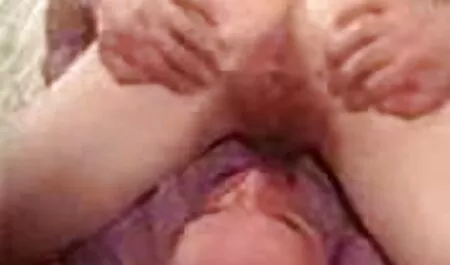 Físico grande de un hombre con una marido cornudo xxx habilidad a una chica joven