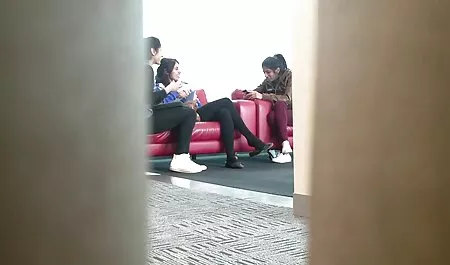Después de videos porno de cornudos reales la eyaculación en la cara de una joven