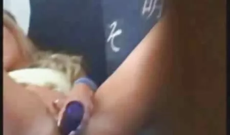 Chica delgada agachada en la selva en cornudos xxxx el bosque