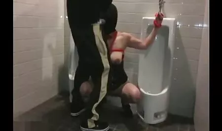 Un pervertido videos de cornudos humillados con dos estudiantes