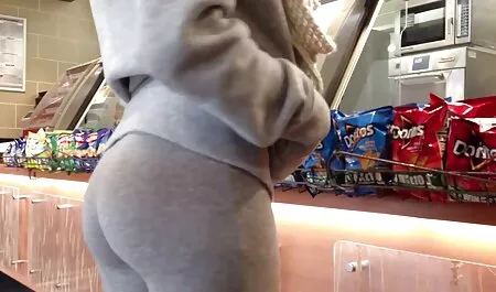 Hombre calvo con un videos xxx de maridos cornudos tatuaje complacer a su amigo con una relación apasionada