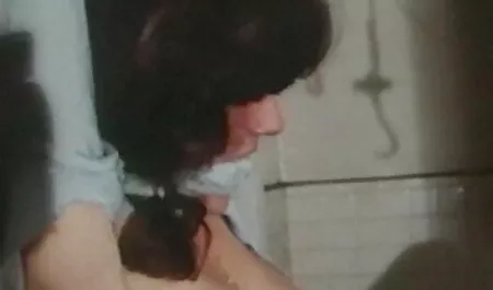 Las chicas quieren jugar en una película porno con xxx cornudo mira un amigo