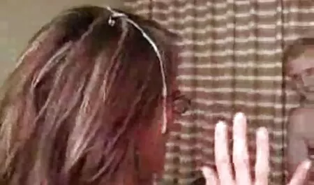 La mujer preparó una agradable sorpresa para su marido cornudo mira como se cojen a su mujer ,