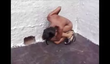 Un hombre con cornudos cojiendo una chica encantadora en el