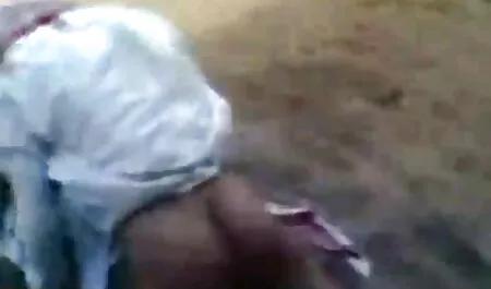 Socios rusos ver videos de cornudos se divierten juntos