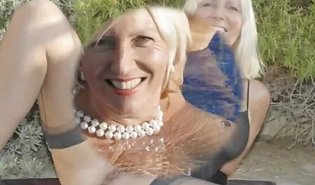 Ninfas cornudos tube con gafas con un agarre inteligente su coño